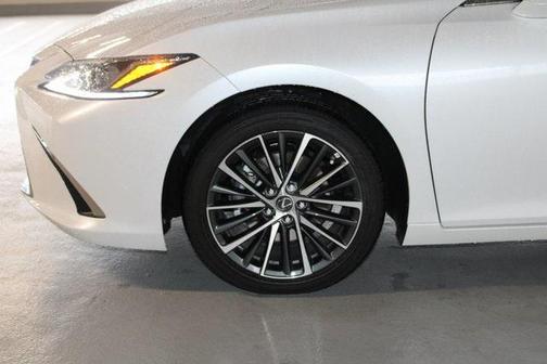 2025 Lexus ES 300h Base