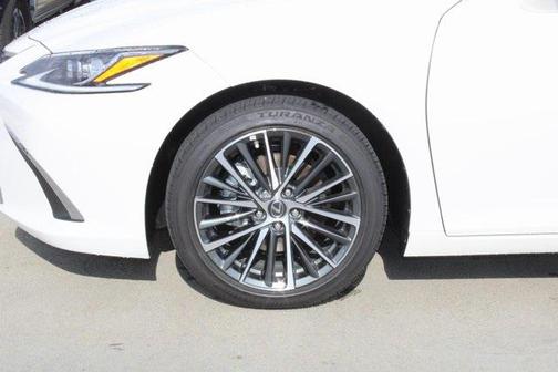 2025 Lexus ES 300h Base