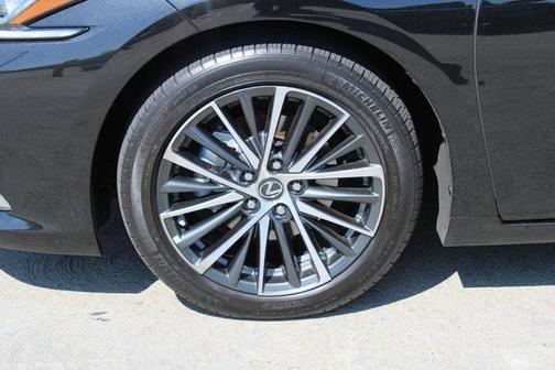 2025 Lexus ES 300h Base