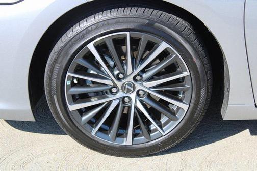 2022 Lexus ES 300h Base