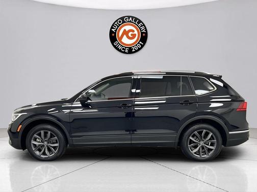 Deep Black 2022 Volkswagen Tiguan 2.0T SE