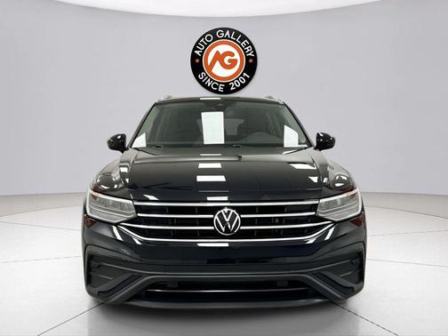 Deep Black 2022 Volkswagen Tiguan 2.0T SE