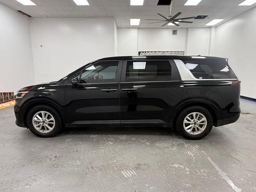 Aurora Black Pearl 2024 Kia Carnival LX
