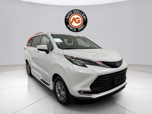 Wind Chill Pearl 2022 Toyota Sienna XLE