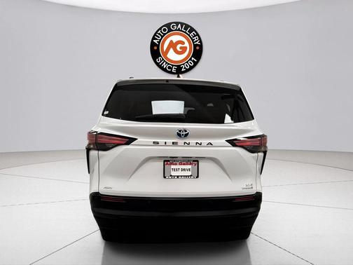 Wind Chill Pearl 2022 Toyota Sienna XLE