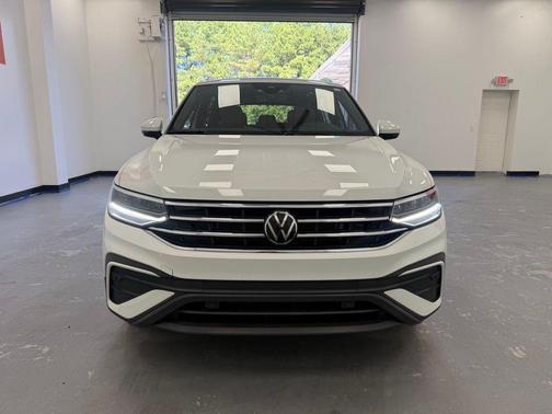 Pure White 2024 Volkswagen Tiguan 2.0T SE