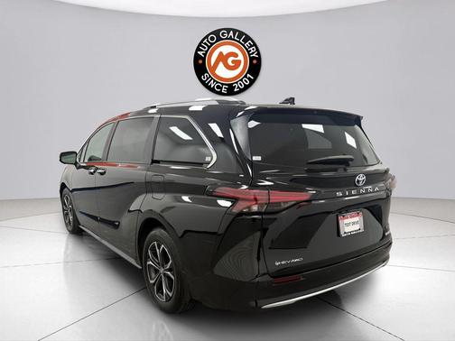 Midnight Black Metallic 2025 Toyota Sienna Platinum