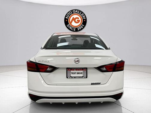 Glacier White 2022 Nissan Altima S FWD