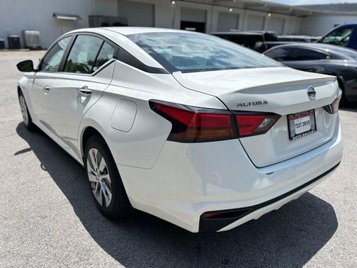 Glacier White 2022 Nissan Altima S FWD