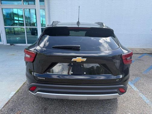 Mosaic Black Metallic 2024 Chevrolet Trax LT