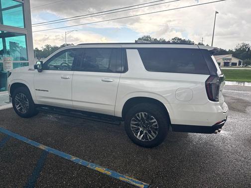 Iridescent Pearl Tricoat 2025 Chevrolet Suburban 4WD Z71