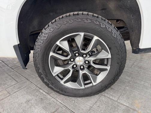 Summit White 2024 Chevrolet Silverado 1500 LT
