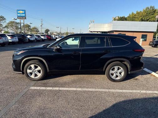 Midnight Black Metallic 2022 Toyota Highlander LE