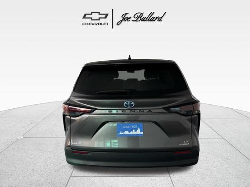 2024 Toyota Sienna LE