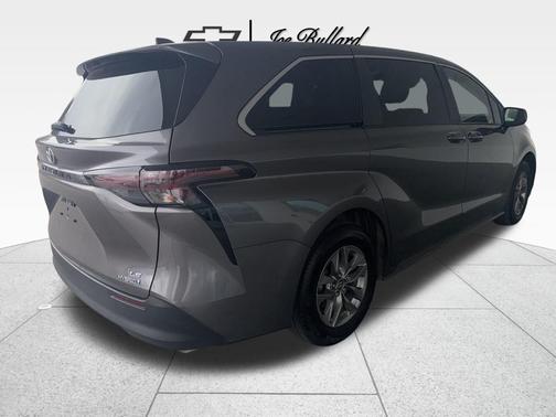 2024 Toyota Sienna LE