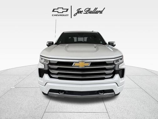 Crystal White Tricoat 2025 Chevrolet Silverado 1500 High Country