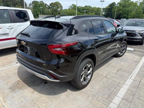 Mosaic Black Metallic 2025 Chevrolet Trax LT
