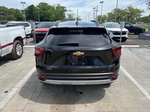 Mosaic Black Metallic 2025 Chevrolet Trax LT