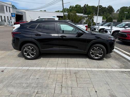 Mosaic Black Metallic 2025 Chevrolet Trax LT