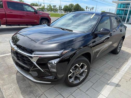 Mosaic Black Metallic 2025 Chevrolet Trax LT