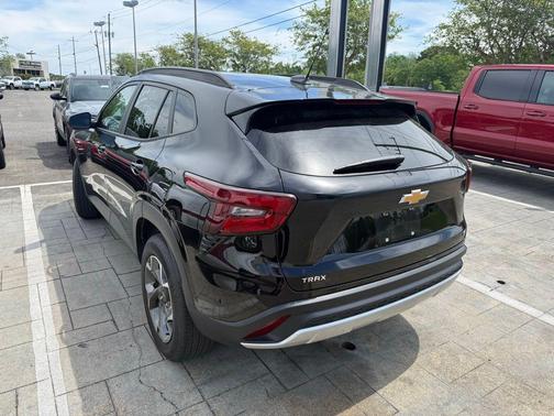 Mosaic Black Metallic 2025 Chevrolet Trax LT