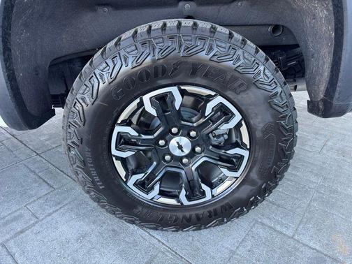Summit White 2025 Chevrolet Silverado 1500 ZR2