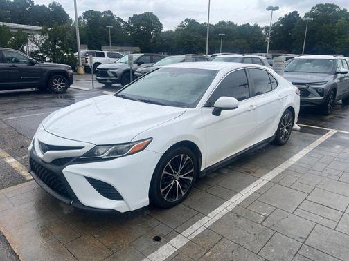 Super White 2018 Toyota Camry SE