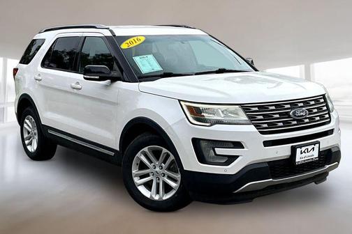 White Platinum Clearcoat Metallic 2016 Ford Explorer XLT