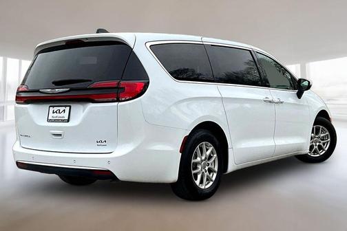 2023 Chrysler Pacifica Touring-L