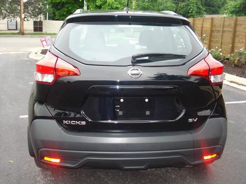 Black 2019 Nissan Kicks SV