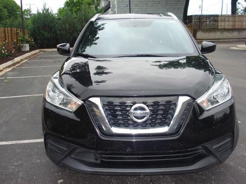Black 2019 Nissan Kicks SV