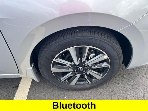 Brilliant Silver Metallic 2025 Nissan Versa 1.6 SV