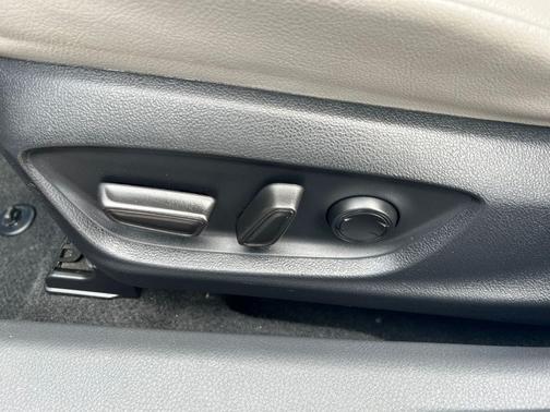 2023 Toyota Camry Hybrid SE