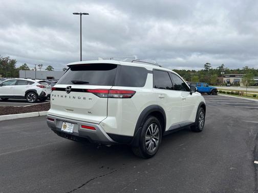 2022 Nissan Pathfinder SL