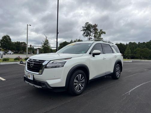 2022 Nissan Pathfinder SL