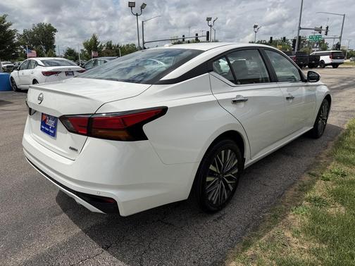Glacier White 2025 Nissan Altima SV