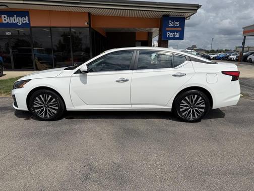 Glacier White 2025 Nissan Altima SV