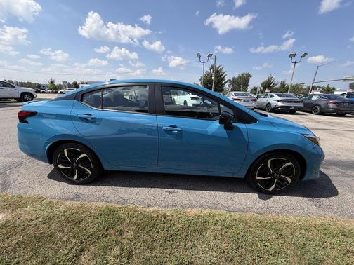 Arctic Blue Met 2025 Nissan Versa 1.6 SR
