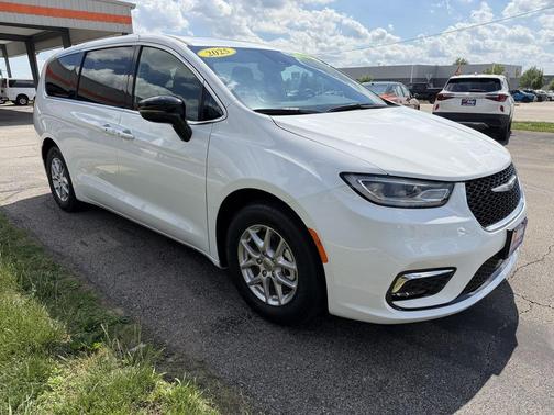 White 2025 Chrysler Pacifica Select