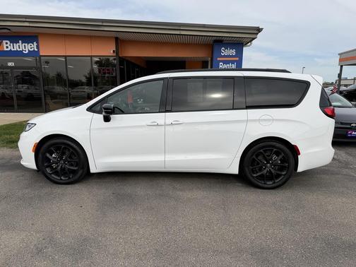 White 2025 Chrysler Pacifica Limited