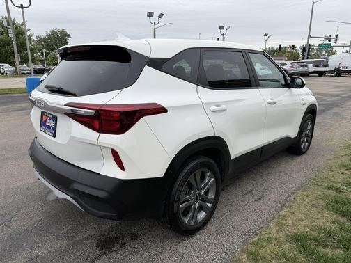 White 2023 Kia Seltos LX