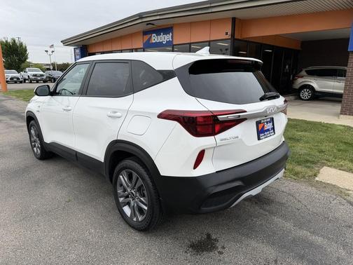 White 2023 Kia Seltos LX