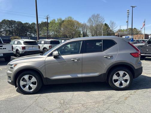 2022 Volvo XC40 T5 Momentum