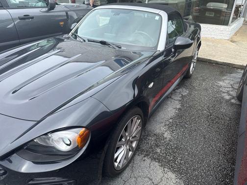 Nero Cinema Jet Black 2017 FIAT 124 Spider Base
