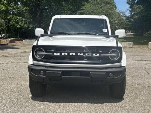 Oxford White 2026 Ford Bronco Outer Banks