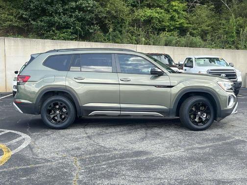 Avocado Green Pearl 2024 Volkswagen Atlas 2.0T SE w/Technology 4MOTION