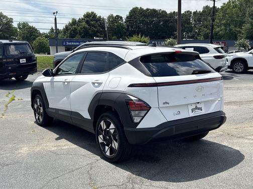 Atlas White 2025 Hyundai KONA SEL