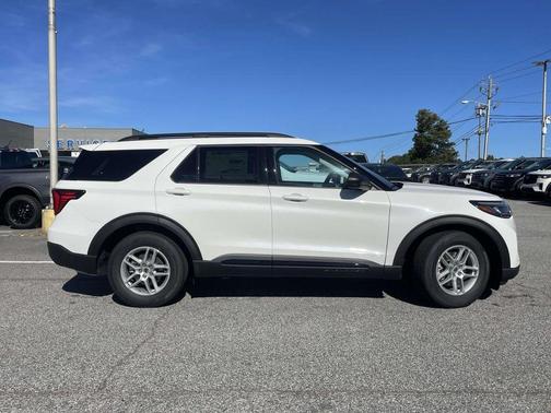 White Metallic 2026 Ford Explorer Active