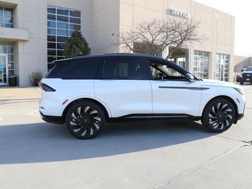 White Platinum Tri-Coat Metallic 2024 Lincoln Nautilus Reserve