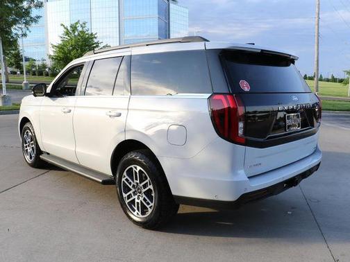 Space Silver 2025 Ford Expedition Active